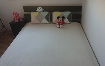 Rama łóżka 140x200 cm z materacem i szafką nocną