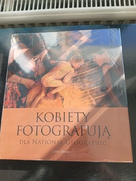 Kobiety fotografują National Geographic    w folii