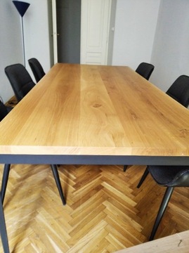 Piękny drewniany stół z metalowymi nogami idealny do biura lub loftu