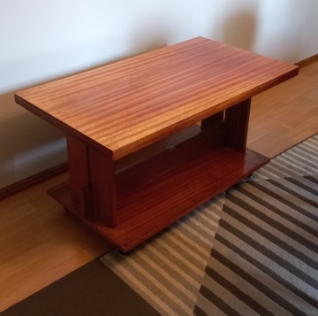 Drewniany stolik na kółkach