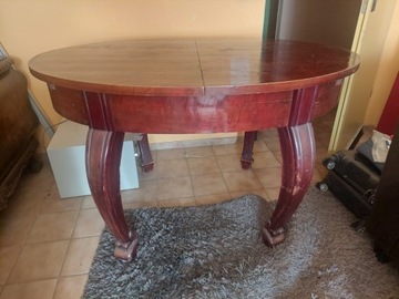 Stół z giętymi nogami