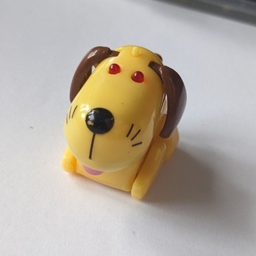 Zabawka mały piesek Tomy micropets 2002 żółty