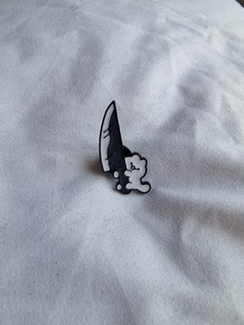 Przypinka pin pins wpinka broszka miś z nożem 