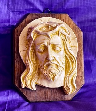 płaskorzeźba Z masy gipsowej Chrystusa na drewnie