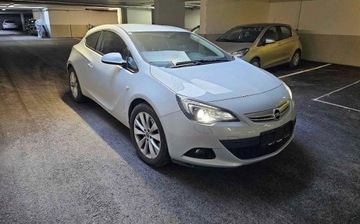 Opel Astra GTC srebrny 