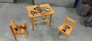 Stoliczek drewniany z krzesełkami dla dziecka.