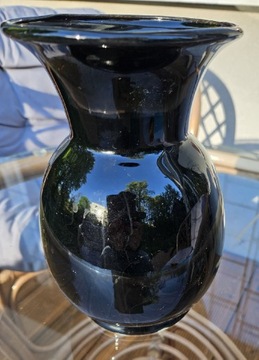 Nowoczesny, czarny wazon ceramiczny