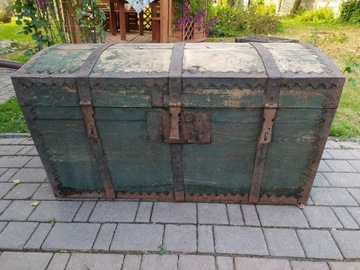 Drewniany kufer posagowy ze stalowymi okuciami.