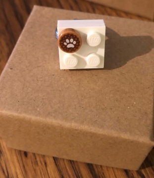 Lego Pierścionek płytka 2x2 biały z psią łapką