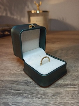 Pudełko na pierścionek zaręczynowy