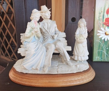 Figurka Belcari para na ławce i dziewczynka 21cm