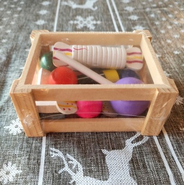 Skrzyneczka z zabawkowymi drewnianymi słodyczami