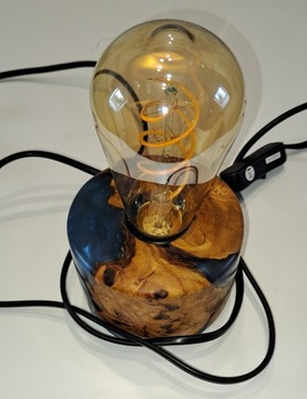 Nowoczesna lampka z drewna i żywicy epoksydowej