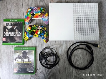 Xbox One S - 2 pady, 2 gry