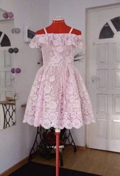 Pudrowo różowa sukienka z koronki