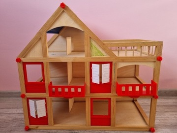 Drewniany domek dla lalek z wyposażeniem, mebelki