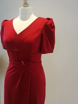 Czerwona elegancka sukienka z bufkami 