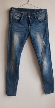 Spodnie jeans z przetarciami reserved