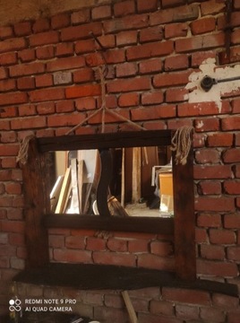 Ponadczasowe lustro w ramie ze starego drewna 