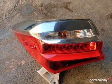 Corolla E16 lift lampa lewy tył