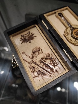 Piękna szkatułka z motywem Wiedźmina Geralta