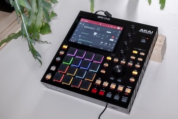 Akai MPC One oraz Decksaver