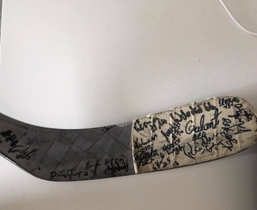 Kij hokejowy z autografami mistrzowskej drużyny GK