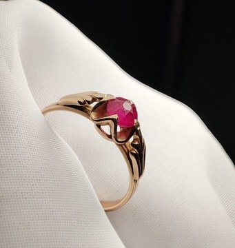 Złoty pierścionek z różowym kamieniem Vintage