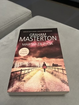 Martwi za życia -Graham Masterton