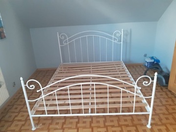 Białe łóżko, metalowe