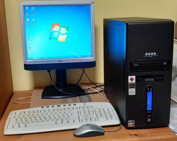 Komputer stacjonarny z monitorem LCD