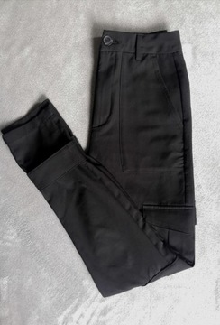 Czarne spodnie z kieszeniami po bokach nogawek 