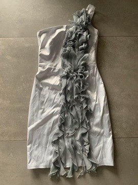 Sukienka z ozdobną falbaną na jedno ramię