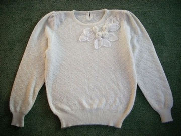 Elegancki Sweterek z Kwiatem Bufki 36