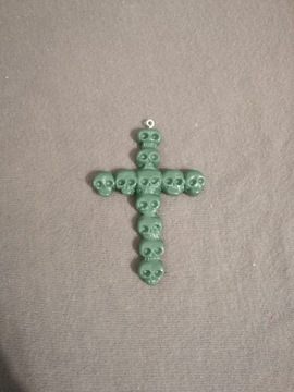 Krzyżyk z czaszek gotycki zielony 