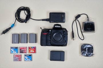 Nikon D700 + ładowarka, karty pamięci, baterie