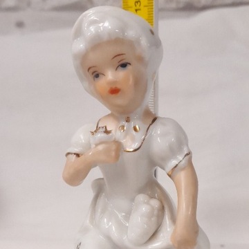 Porcelanowa figurka kobiety w chuście, duża