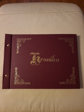 kronika bordowa złocone zdobienia elegancka