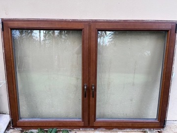 Używane okno z mahoniu
