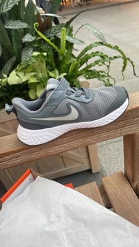 Nowe buty Nike Revolution 5