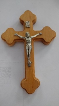 krzyż drewniany na ścianę