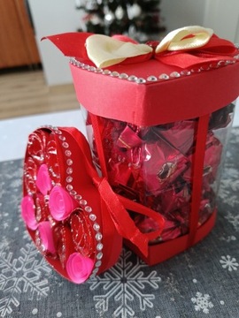 Kolorowe, słodkie boksy prezentowe z serduszkami