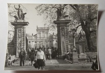 Warszawa Wilanów park pałac brama ludzie 