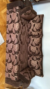 kanapa w dobrym stanie z wysuwanym łóżkiem