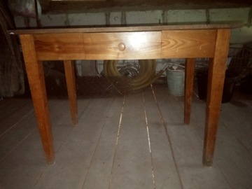 Stary masywny drewniany stół