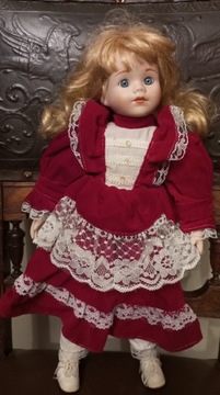 Porcelanowa lalka w bordowej sukni