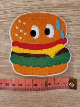 Naprasowanka hamburger jedzenie za pomocą żelazka