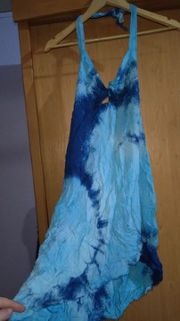 Niebieska sukienka wiązana na szyi