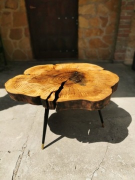 Opalany stolik z plastra drewna
