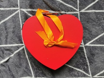Pudełko w kształcie serca - prezent dla kobiety 